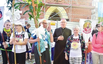 Arcybiskup Józef Górzyński pobłogosławił pielgrzymów, wypraszając dla nich wszelkich Bożych łask na trud drogi.