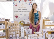 	Anna Majewska w swojej biżuterii daje kwiatom drugie życie.
