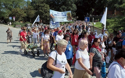 Pielgrzymi będą szli przez 9 dni i przemierzą każdego dnia średnio ok. 30–40 km.