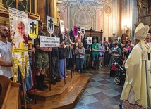 Kard. Kazimierz Nycz prosił także pątników o modlitwę za Kościół warszawski.