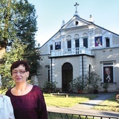 Parafianki, p. Teresa i Izabela, wiele zawdzięczają Matce Bożej. W tle: otwarta kaplica, przy której zatrzymują się często rowerzyści.