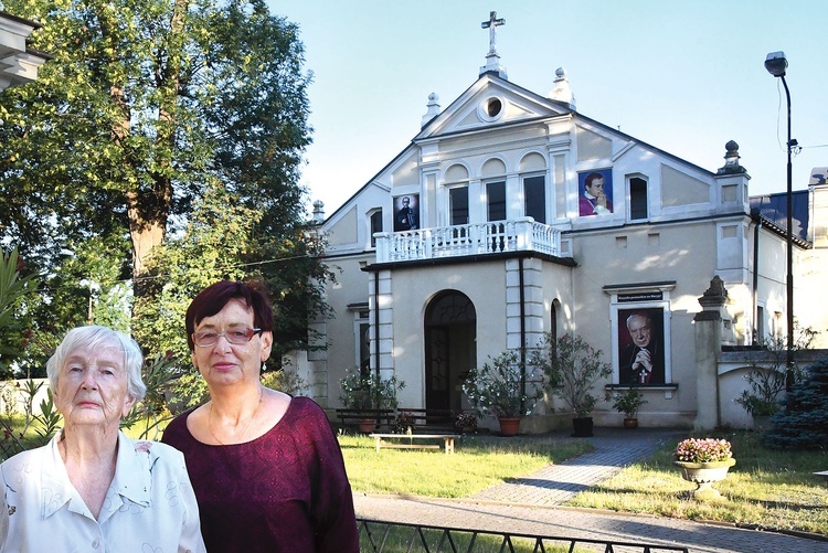 Parafianki, p. Teresa i Izabela, wiele zawdzięczają Matce Bożej. W tle: otwarta kaplica, przy której zatrzymują się często rowerzyści.