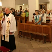 Modlitwie przewodniczy ks. Czesław Wawrzyńczak.