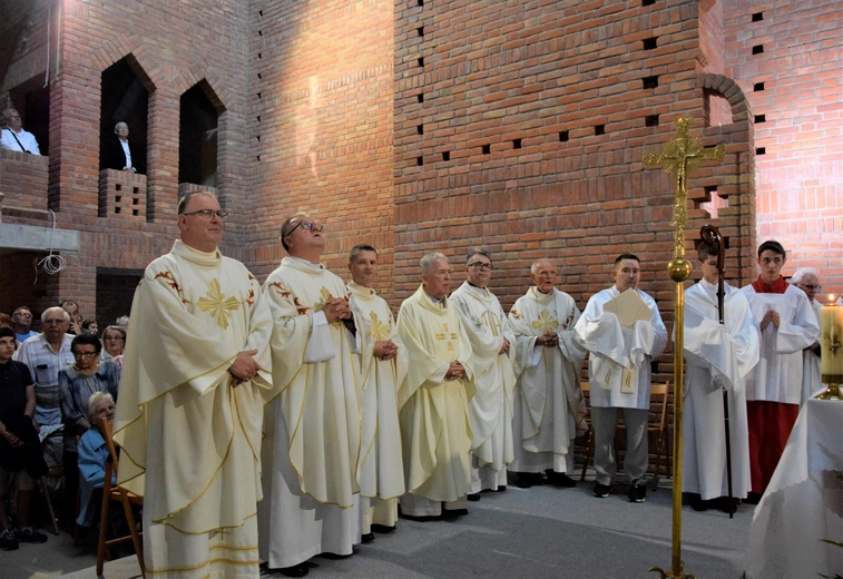 Pierwsza Msza św. w kościele parafialnym pw. Przemienienia Pańskiego w Lublinie. 