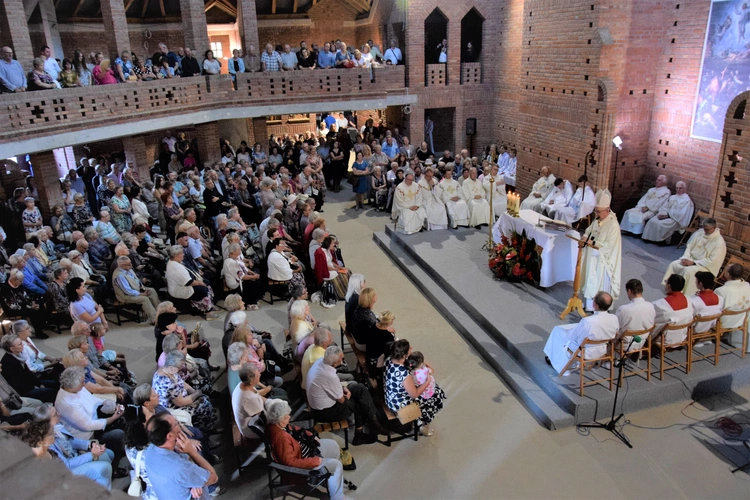 Pierwsza Msza św. w kościele parafialnym pw. Przemienienia Pańskiego w Lublinie. 