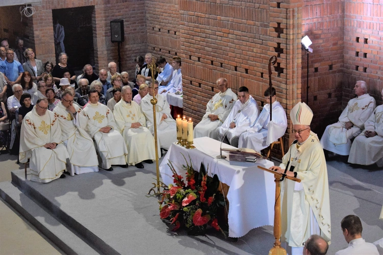 Pierwsza Msza św. w kościele parafialnym pw. Przemienienia Pańskiego w Lublinie. 