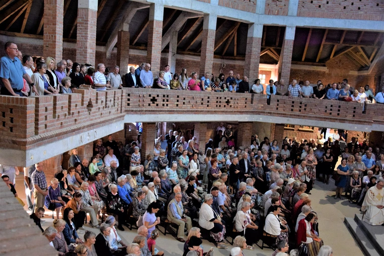 Pierwsza Msza św. w kościele parafialnym pw. Przemienienia Pańskiego w Lublinie. 