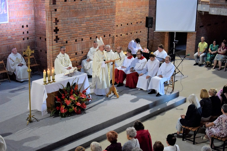 Pierwsza Msza św. w kościele parafialnym pw. Przemienienia Pańskiego w Lublinie. 