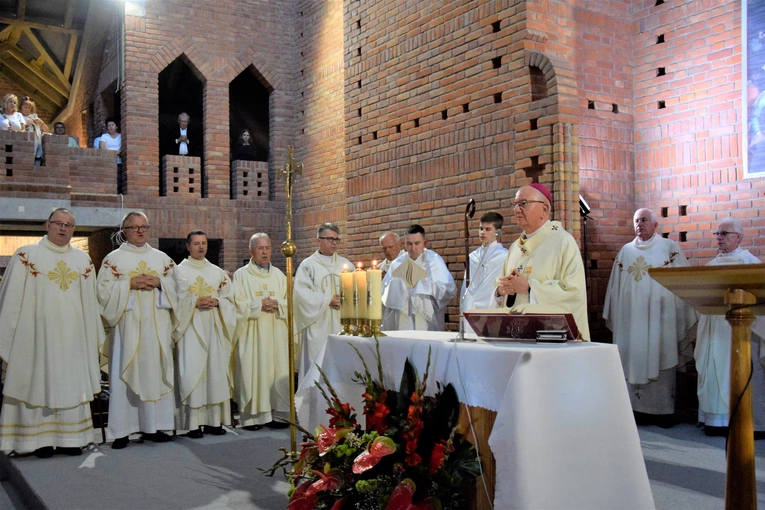 Pierwsza Msza św. w kościele parafialnym pw. Przemienienia Pańskiego w Lublinie. 