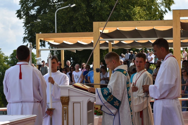 Pielgrzymi na jasnogórskich błoniach