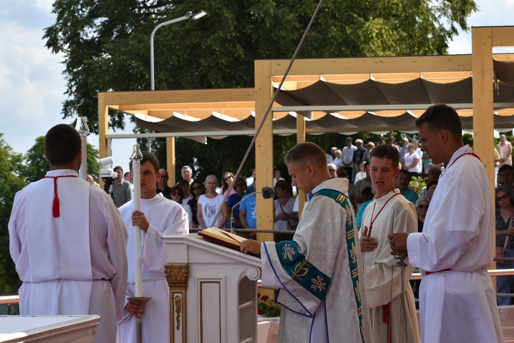 Pielgrzymi na jasnogórskich błoniach
