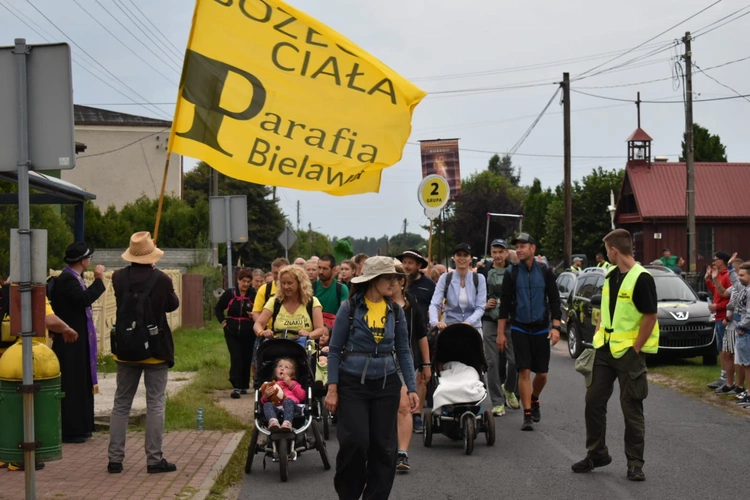Pielgrzymi na jasnogórskich błoniach
