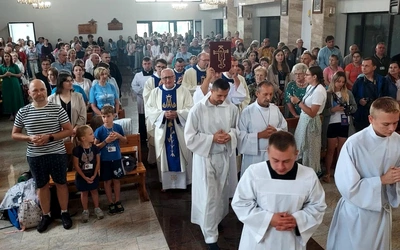 Przed wyruszeniem w drogę pątnicy uczestniczyli w Mszy Świętej.