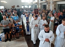 Przed wyruszeniem w drogę pątnicy uczestniczyli w Mszy Świętej.