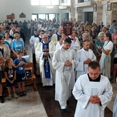 Przed wyruszeniem w drogę pątnicy uczestniczyli w Mszy Świętej.