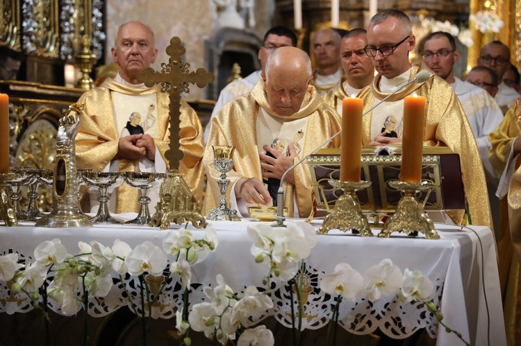 Pątnicy u bł. Wincentego Kadłubka