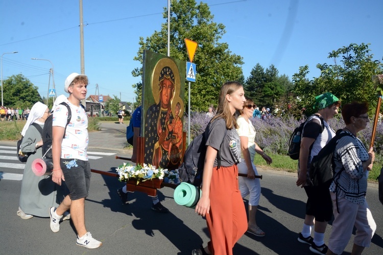 Jedynka zielona niesie ikonę Matki Bożej Częstochowskiej