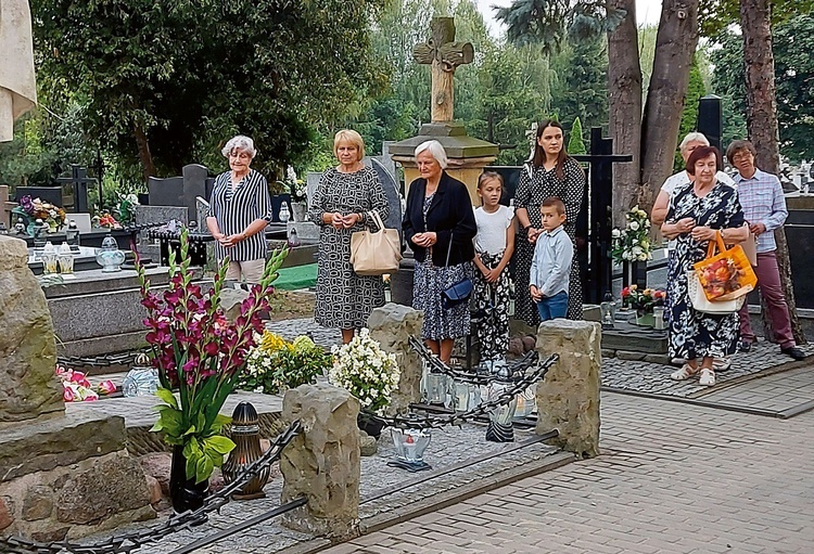 Po Mszy św. na grobie prałata Iwanickiego złożono kwiaty i zapalono znicze.