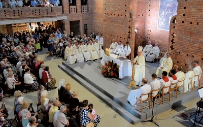 Eucharystia w nowym kościele.