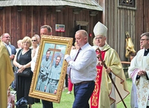 	 W procesji wniesiono do ołtarza obraz i relikwie męczenników z Pariacoto.