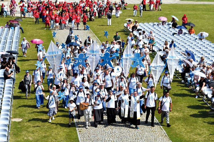 Na błoniach jasnogórskich odbyła się prezentacja poszczególnych grup.