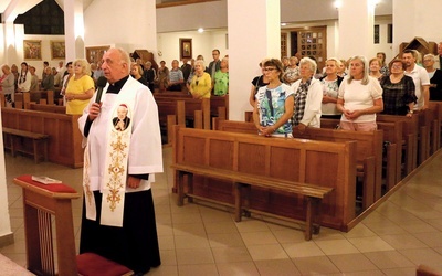 	Nabożeństwu przewodniczy ks. Czesław Wawrzyńczak.