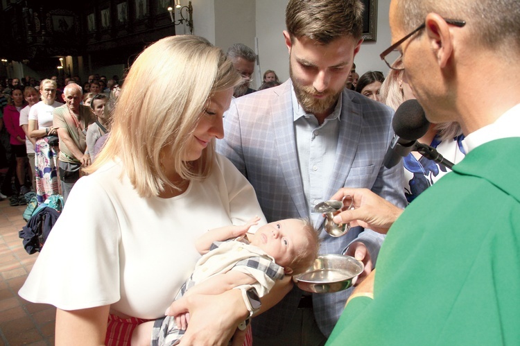 W Bierutowie (trzeci dzień wędrowania) bp Małyga ochrzcił Juliana Biskupa. Jego dziadkowie i bracia szli w tegorocznej edycji PPW.