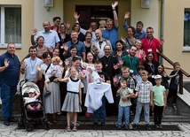 Oczywiście do Pani Cierpliwie Słuchającej przyjechały całe rodziny. Łącznie z księdzem to 44 osoby.