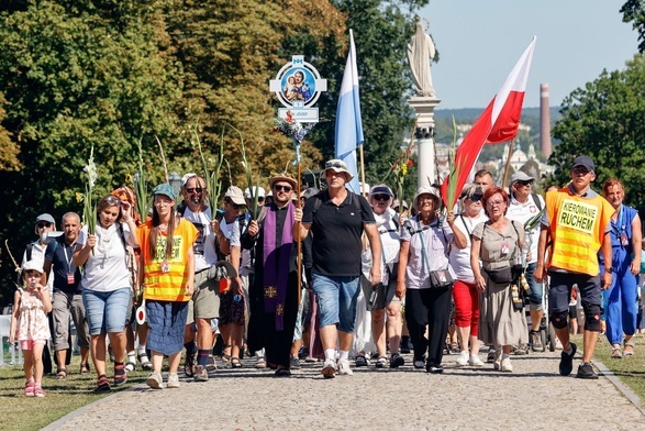 Pielgrzymi z Warszawy wchodzą na Jasną Górę