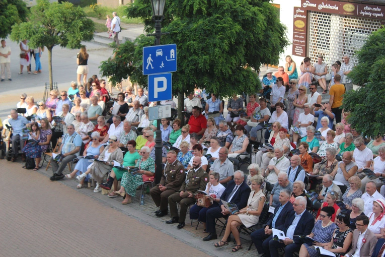 Ciechanów. Piosenki żołnierskie na Warszawskiej
