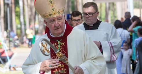 Bp Kamiński w Ossowie: Mądrzej spójrzmy w przyszłość