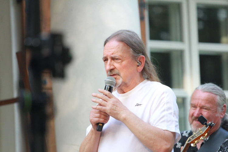Koncert pod lipą