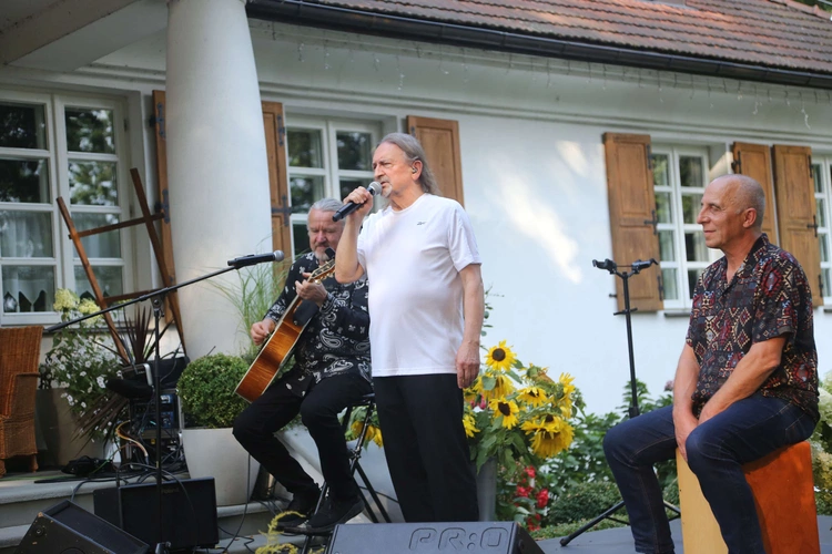 Koncert pod lipą