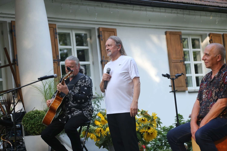 Koncert pod lipą