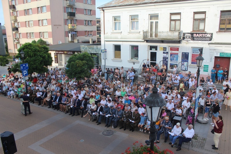 Podczas koncertu odśpiewano kilkanaście piosenek i pieśni.