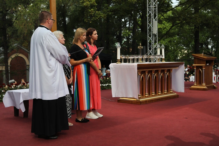 Pielgrzymka kobiet do Piekar część 1