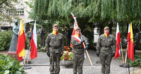Nadal leżą na torach