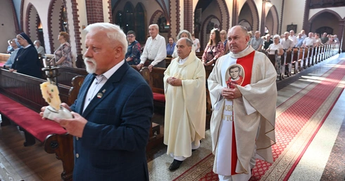 Z relikwiami i krzyżem na gdańskim Emaus