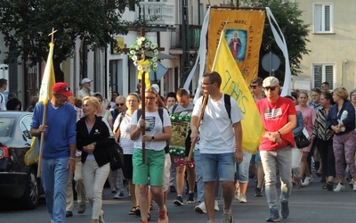 Pielgrzymi z różnych stron szczególnie w sierpniu nawiedzają sanktuarium w Suserzu.