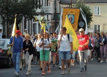 Pielgrzymi z różnych stron szczególnie w sierpniu nawiedzają sanktuarium w Suserzu.