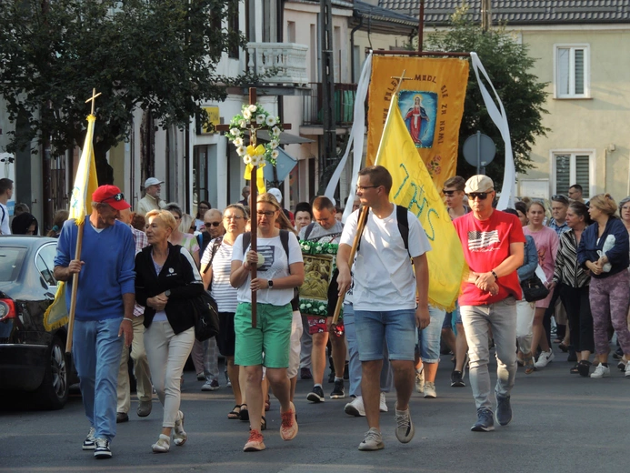 Pielgrzymi z różnych stron szczególnie w sierpniu nawiedzają sanktuarium w Suserzu.