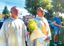 Uroczystościom przewodniczył ks. Wojciech Bohatyrewicz (z prawej) w asyście dk. Krzysztofa Łaszuka (z lewej).