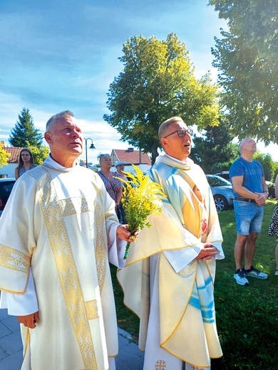 Uroczystościom przewodniczył ks. Wojciech Bohatyrewicz (z prawej) w asyście dk. Krzysztofa Łaszuka (z lewej).