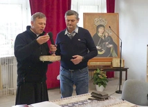 Obraz Królowej Wolności, który towarzyszy spotkaniom środowiska trzeźwościowego, odwiedzi dziesięć parafii. Na zdjęciu – ks. Piotr Leśniak i Antoni z duszpasterstwa.