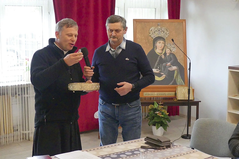 Obraz Królowej Wolności, który towarzyszy spotkaniom środowiska trzeźwościowego, odwiedzi dziesięć parafii. Na zdjęciu – ks. Piotr Leśniak i Antoni z duszpasterstwa.