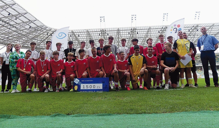 Zwycięska ekipa bielszczan z pucharem.