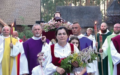 Procesyjnie przeniesiono figurę do kościoła w Polanowie.