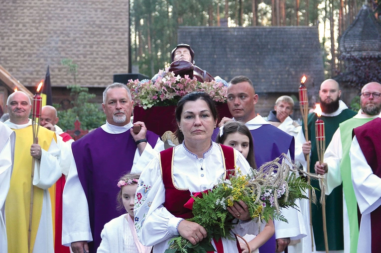 Procesyjnie przeniesiono figurę do kościoła w Polanowie.