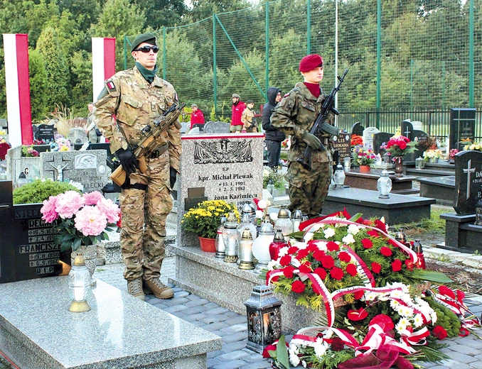 Zeszłoroczne uroczystości przy grobie kpr. Michała Plewaka.