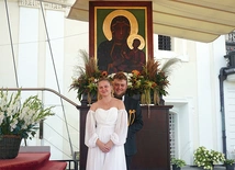 Nowożeńcy Karolina i Lukas Durowie.